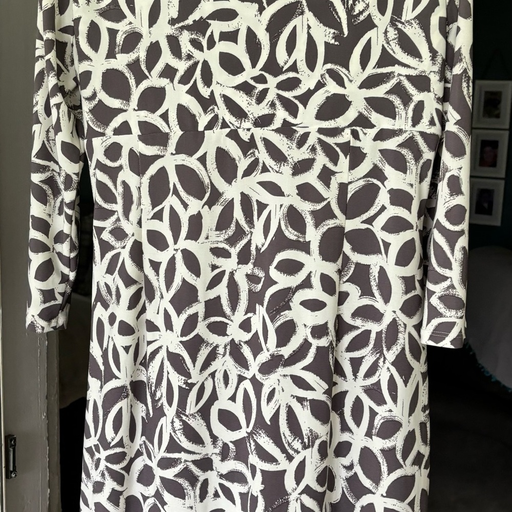 Beautiful dress. Never worn. Perfect for work, evening out or wedding/events - Picture 3 of 4
